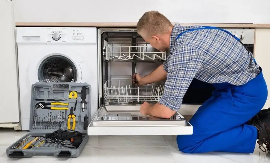 Güzelbahçe Philips servisi teknisyen ekibi beyaz eşya tamiri yaparken